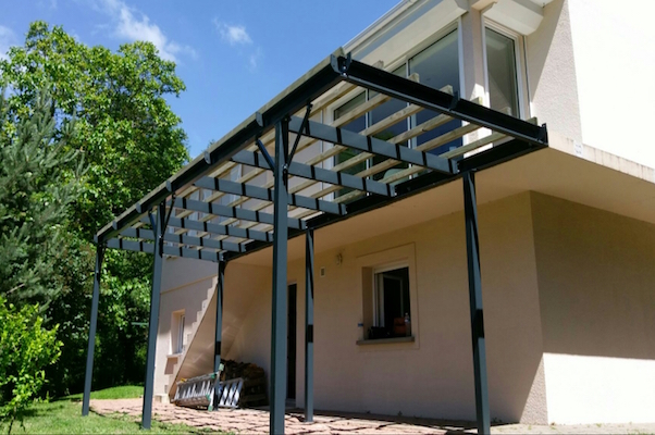 Création d'une structure de terrasse en métal sur pilotis
