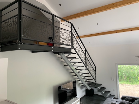 Deux associations de couleurs (noir et gris) pour cette passerelle et son escalier